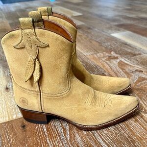 Ranch Road Bluebell Feather Camel Suede Western Cowboy Boots / Women’s Size 8.5